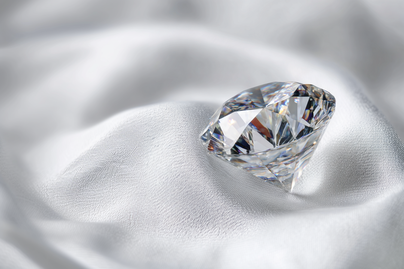 tym0282_a_loose_diamond_on_a_white_silk_background_34eaab34-a1e5-4a5b-818c-f84923b33ec1
